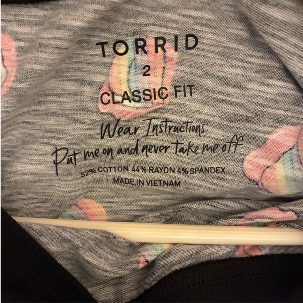 Torrid rainbow lips tee - Picture 4 of 5